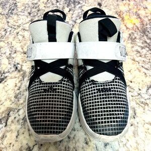Nike LeBron Witness 7 Shoes Size 2Y ￼